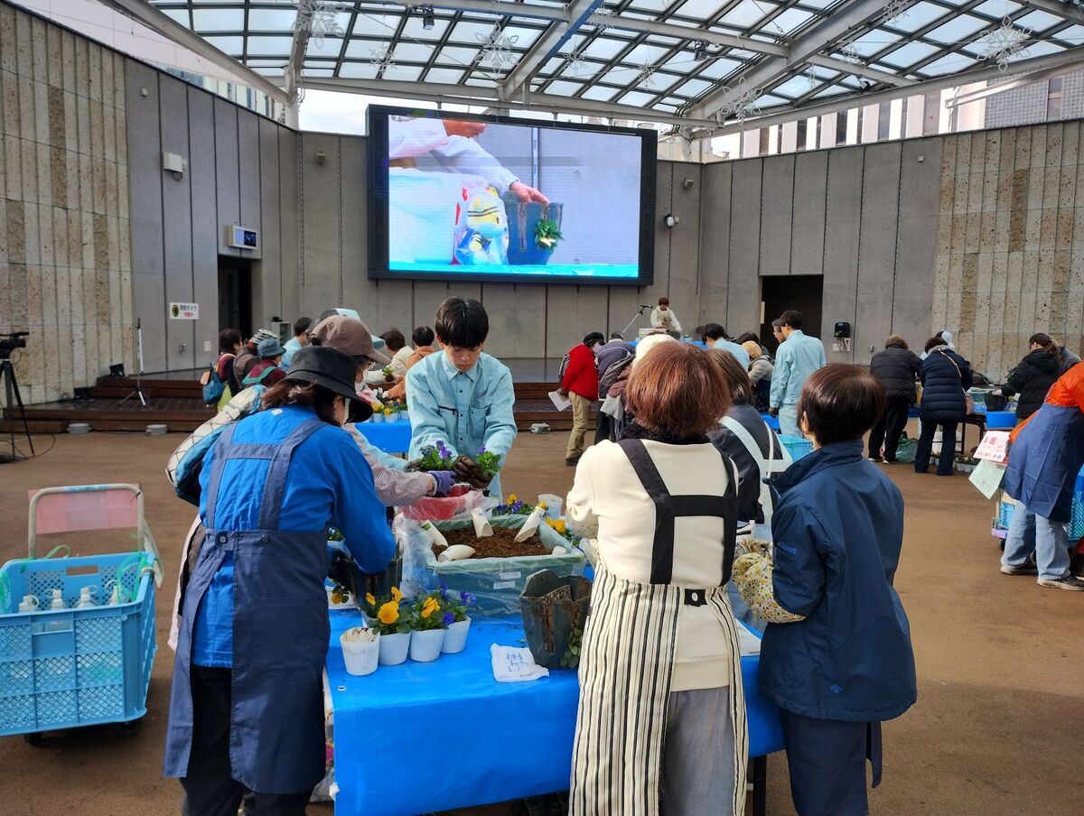 「まちなかハンギングバスケット大作戦」を開催しました