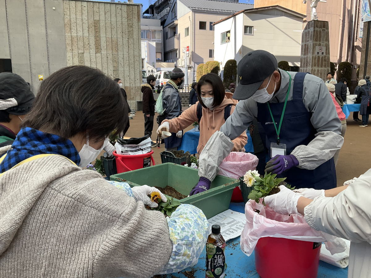 「まちなかハンギングバスケット大作戦」を開催しました